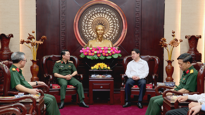 Bộ Tư lệnh Lăng Chủ tịch Hồ Chí Minh thăm chúc tết TP. Hồ Chí Minh - Ảnh 1.