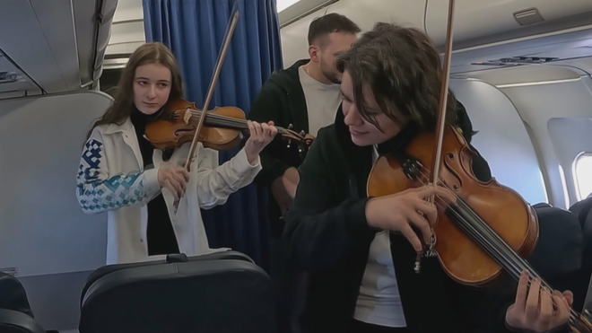 Biểu diễn Violin ở độ cao 11.000 mét - Ảnh 5.