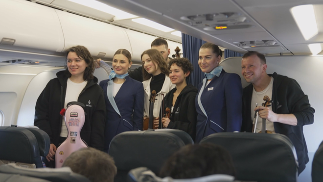 Biểu diễn Violin ở độ cao 11.000 mét - Ảnh 6.