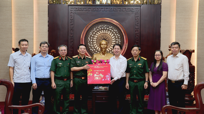 Bộ Tư lệnh Lăng Chủ tịch Hồ Chí Minh thăm chúc tết TP. Hồ Chí Minh - Ảnh 6.