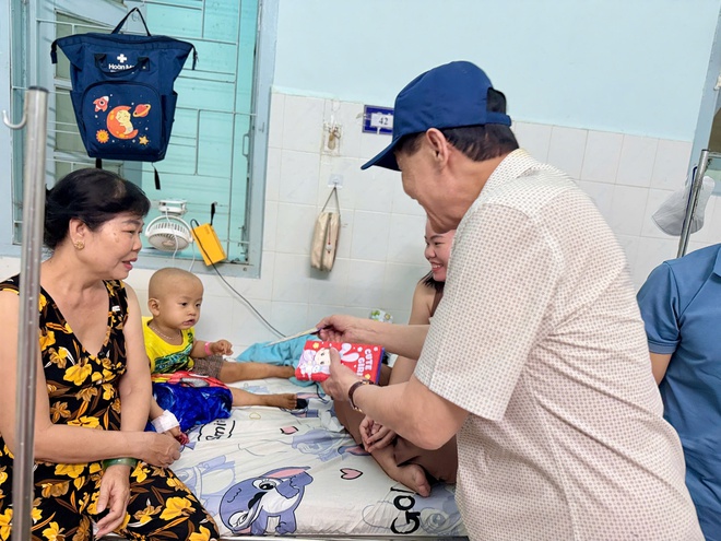 "Ông tiên" lì xì bệnh nhi Bệnh viện Nhi đồng 2 - Ảnh 2.