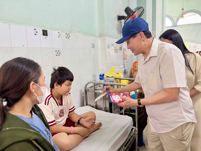 "Ông tiên" lì xì bệnh nhi Bệnh viện Nhi đồng 2 - Ảnh 1.