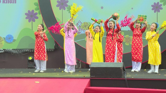 Thời sự HTV ngày 12/2/2026 | Lãnh đạo TP. Hồ Chí Minh chúc Tết, tặng quà các cá nhân tiêu biểu- Ảnh 6.