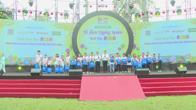 Thời sự HTV ngày 12/2/2026 | Lãnh đạo TP. Hồ Chí Minh chúc Tết, tặng quà các cá nhân tiêu biểu- Ảnh 7.