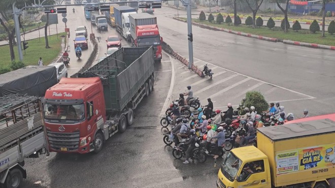 60 Giây ngày 12/2/2026 | TP. Hồ Chí Minh: Cửa ngõ phía Tây ùn ứ, cảnh sát giao thông dầm mưa điều tiết giao thông - Ảnh 4.