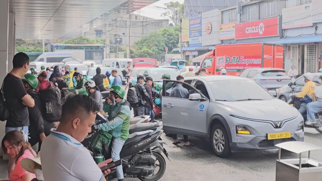 60 Giây ngày 12/2/2026 | TP. Hồ Chí Minh: Cửa ngõ phía Tây ùn ứ, cảnh sát giao thông dầm mưa điều tiết giao thông - Ảnh 1.