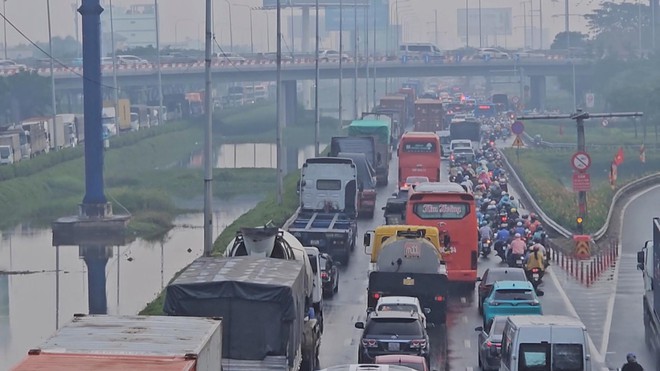 60 Giây ngày 12/2/2026 | TP. Hồ Chí Minh: Cửa ngõ phía Tây ùn ứ, cảnh sát giao thông dầm mưa điều tiết giao thông - Ảnh 2.