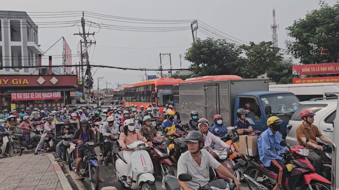 60 Giây ngày 12/2/2026 | TP. Hồ Chí Minh: Cửa ngõ phía Tây ùn ứ, cảnh sát giao thông dầm mưa điều tiết giao thông - Ảnh 3.