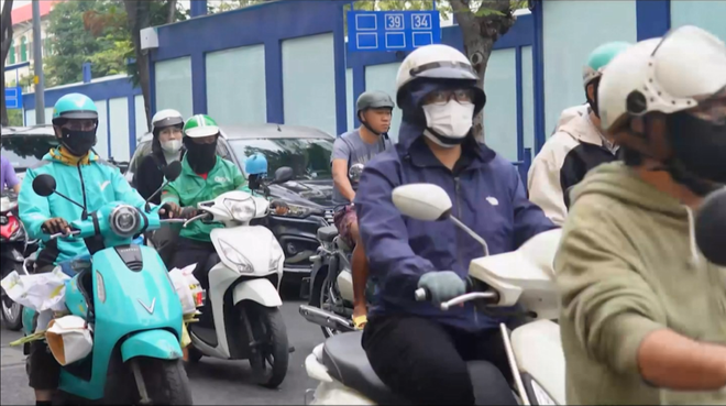 60 Giây ngày 12/2/2026 | TP. Hồ Chí Minh: Cửa ngõ phía Tây ùn ứ, cảnh sát giao thông dầm mưa điều tiết giao thông - Ảnh 6.