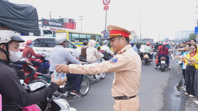 60 Giây ngày 12/2/2026 | Trạm dừng chân nghĩa tình, tặng nước, vá xe miễn phí cho người dân về quê đón Tết- Ảnh 2.
