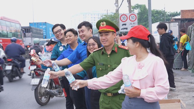 60 Giây ngày 12/2/2026 | Trạm dừng chân nghĩa tình, tặng nước, vá xe miễn phí cho người dân về quê đón Tết- Ảnh 1.