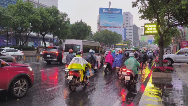 60 Giây ngày 11/2/2026 | Mưa trái mùa kèm mù khô xuất hiện cận Tết tại TP. Hồ Chí Minh - Ảnh 3.