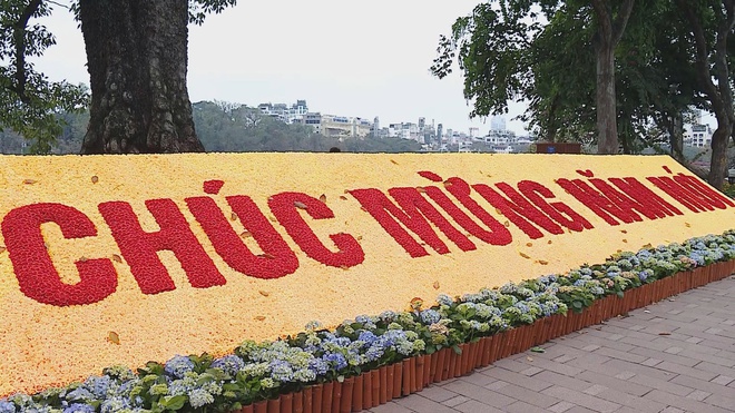 Hà Nội rộn ràng sắc xuân, người dân háo hức du xuân đón Tết Bính Ngọ 2026 - Ảnh 4.