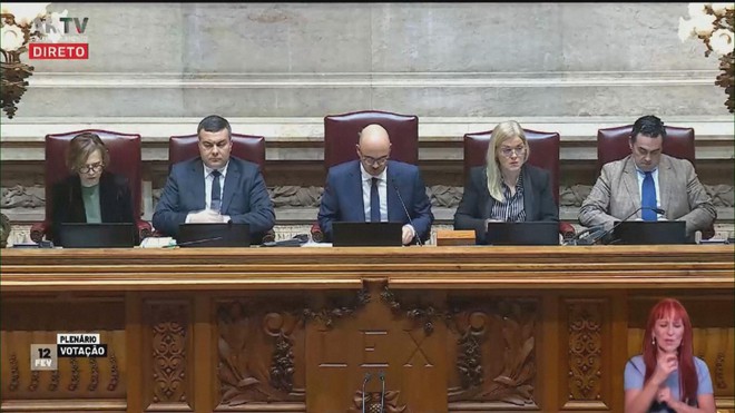 Quốc hội Bồ Đào Nha thông qua dự luật cấm trẻ dưới 13 tuổi dùng mạng xã hội - Ảnh 1.