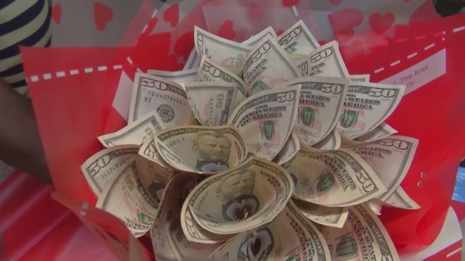 Lễ tình nhân ở Zimbabwe: Bó hoa tiền được lòng các cặp đôi - Ảnh 2.