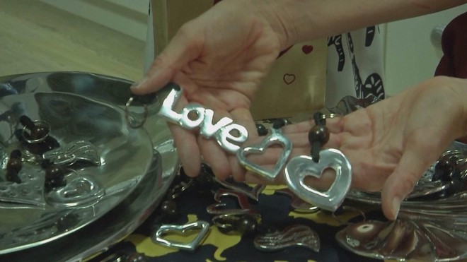 Lễ tình nhân ở Zimbabwe: Bó hoa tiền được lòng các cặp đôi - Ảnh 6.