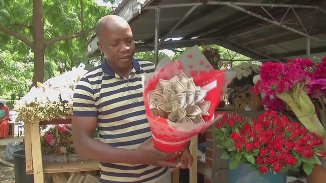 Lễ tình nhân ở Zimbabwe: Bó hoa tiền được lòng các cặp đôi - Ảnh 3.