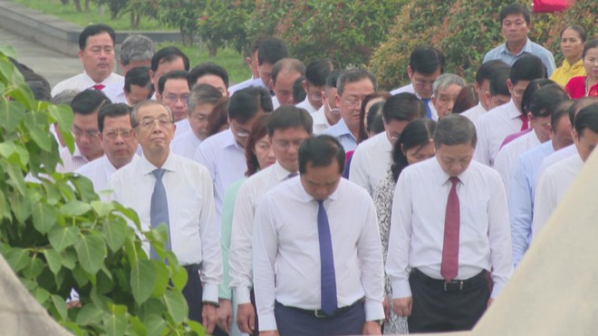 Lãnh đạo TP. Hồ Chí Minh viếng Đền tưởng niệm liệt sĩ Bến Dược và Nghĩa trang liệt sĩ xã An Nhơn Tây - Ảnh 4.