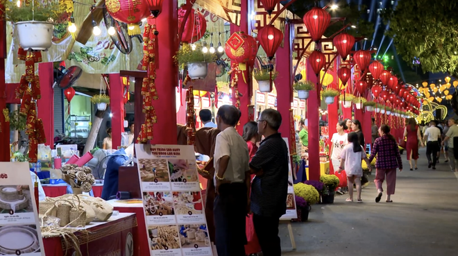 Hội hoa xuân trên Thành phố: Sắc xuân hội tụ, rộn ràng không khí đón Tết Bính Ngọ 2026 - Ảnh 1.