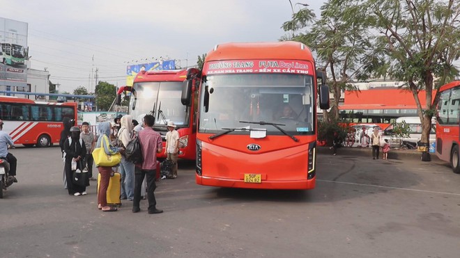 60 Giây ngày 14/2/2026 | TP. Hồ Chí Minh: Ấm lòng hủ tiếu gõ 0 đồng trên đường về quê đón Tết  - Ảnh 1.