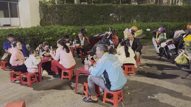 60 Giây ngày 14/2/2026 | TP. Hồ Chí Minh: Ấm lòng hủ tiếu gõ 0 đồng trên đường về quê đón Tết  - Ảnh 4.