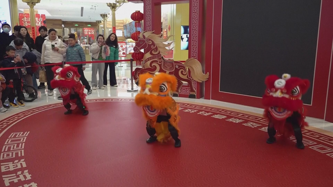 Trung Quốc: Robot hình người múa lân - Nét chấm phá công nghệ dịp Tết Nguyên đán - Ảnh 2.