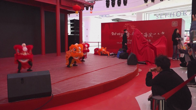 Trung Quốc: Robot hình người múa lân - Nét chấm phá công nghệ dịp Tết Nguyên đán - Ảnh 1.