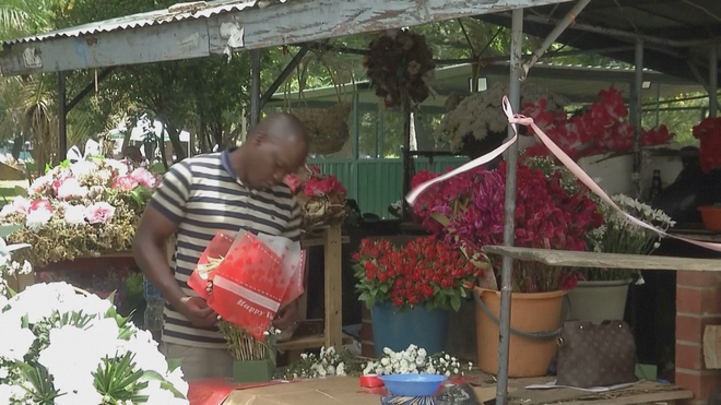 Valentine tại Zimbabwe: Xu hướng quà tặng thực tế lên ngôi - Ảnh 1.