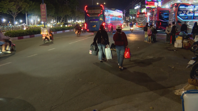 Rộn ràng không khí người dân về quê đón Tết- Ảnh 3.