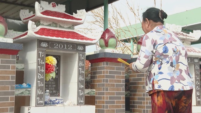 Giữ gìn nét đẹp phong tục tảo mộ ngày giáp Tết- Ảnh 3. Giữ gìn nét đẹp phong tục tảo mộ ngày giáp Tết- Ảnh 3.