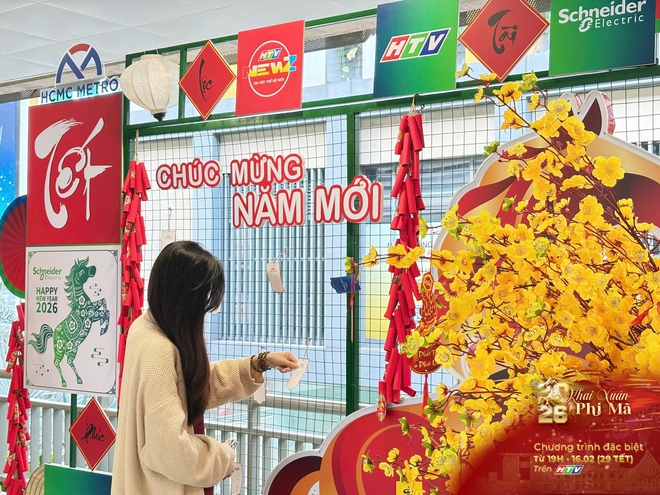 NewZround: Giao thông Xanh - Năng lượng mới: Không gian Tết Bính Ngọ rộn ràng tại Metro- Ảnh 4.
