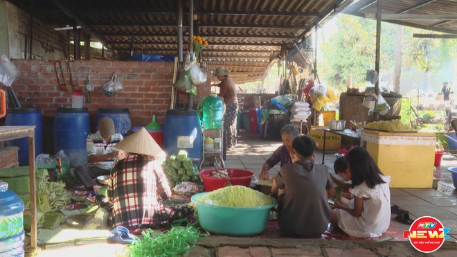 TP. Hồ Chí Minh: Ấm áp nồi bánh tét đoàn viên của gia đình nhiều thế hệ- Ảnh 1.