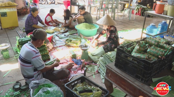 TP. Hồ Chí Minh: Ấm áp nồi bánh tét đoàn viên của gia đình nhiều thế hệ- Ảnh 2.
