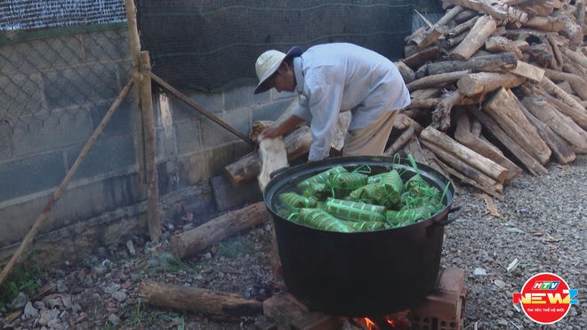 TP. Hồ Chí Minh: Ấm áp nồi bánh tét đoàn viên của gia đình nhiều thế hệ- Ảnh 6.