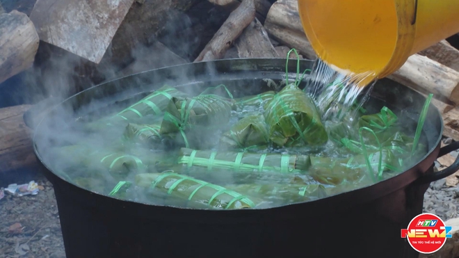 TP. Hồ Chí Minh: Ấm áp nồi bánh tét đoàn viên của gia đình nhiều thế hệ- Ảnh 8.