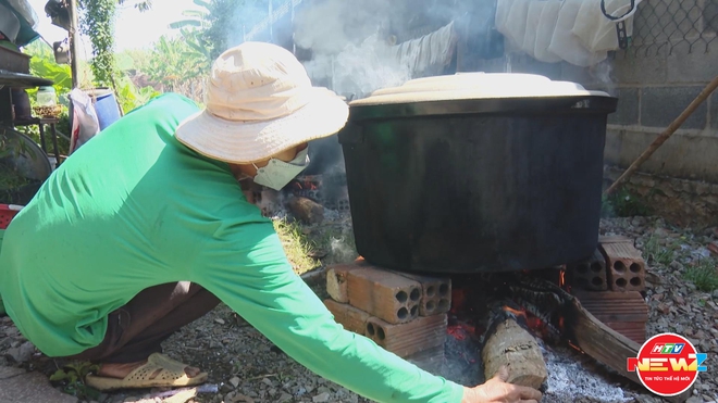 TP. Hồ Chí Minh: Ấm áp nồi bánh tét đoàn viên của gia đình nhiều thế hệ- Ảnh 7.