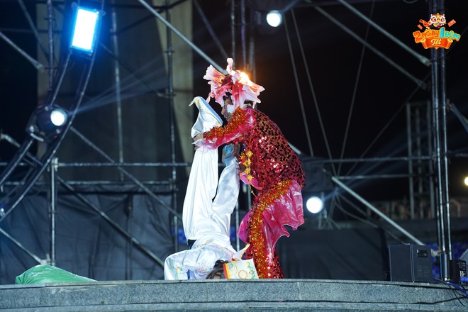 Táo Quân phiên bản 2 Ngày 1 Đêm Tết: Cris Phan hóa Táo Bà tự tin "ke đầu"- Ảnh 3.