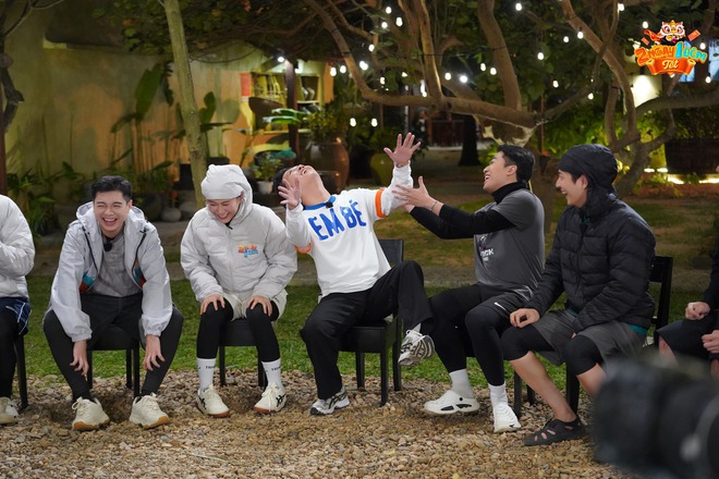 Táo Quân phiên bản 2 Ngày 1 Đêm Tết: Cris Phan hóa Táo Bà tự tin "ke đầu"- Ảnh 6.