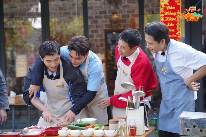 Táo Quân phiên bản 2 Ngày 1 Đêm Tết: Cris Phan hóa Táo Bà tự tin "ke đầu"- Ảnh 7.