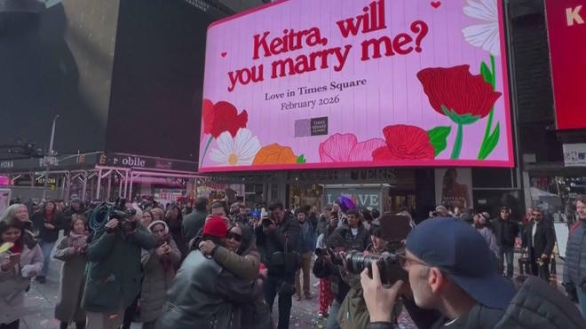 Mỹ: Không khí tình yêu tràn ngập Quảng trường Thời đại- Ảnh 1.