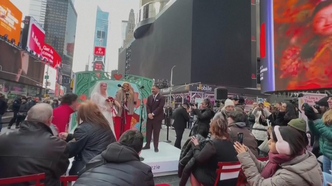 Mỹ: Không khí tình yêu tràn ngập Quảng trường Thời đại- Ảnh 2.