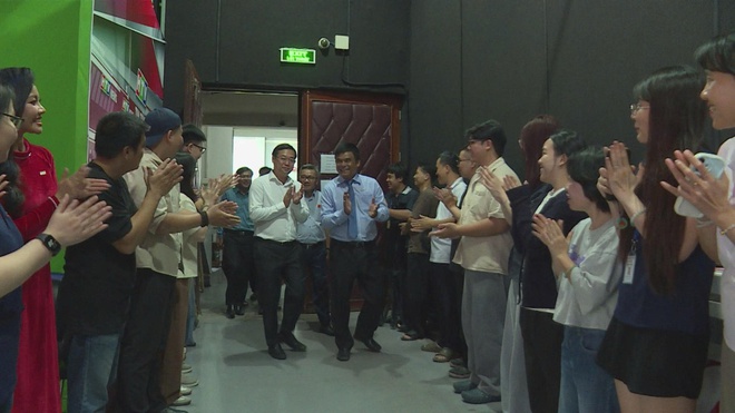 Thời sự HTV ngày 16/2/2026 | Phó Bí thư Thường trực Thành ủy Lê Quốc Phong thăm, động viên các đơn vị trực Tết đêm Giao thừa. - Ảnh 3.