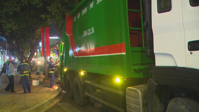 Phía sau những con đường sạch bóng ngày mùng 1 Tết - Ảnh 7.