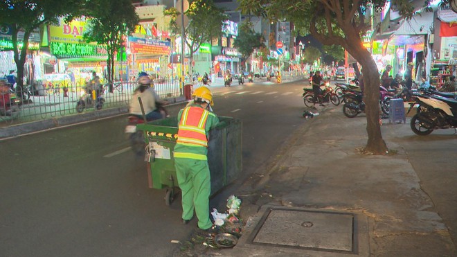 Phía sau những con đường sạch bóng ngày mùng 1 Tết - Ảnh 4.