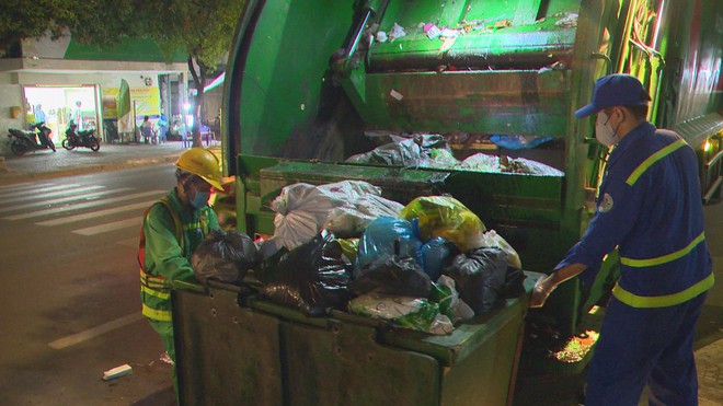 Phía sau những con đường sạch bóng ngày mùng 1 Tết - Ảnh 8.