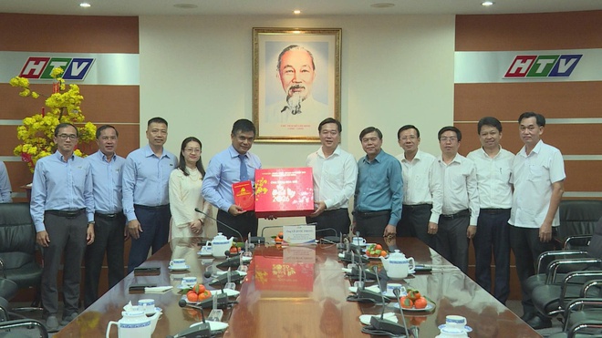 Thời sự HTV ngày 16/2/2026 | Phó Bí thư Thường trực Thành ủy Lê Quốc Phong thăm, động viên các đơn vị trực Tết đêm Giao thừa. - Ảnh 2.