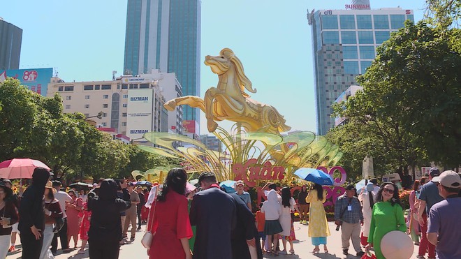 60 Giây ngày 16/2/2026 | Rộn ràng Đường hoa Nguyễn Huệ 29 Tết - Ảnh 2.