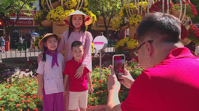 60 Giây ngày 16/2/2026 | Rộn ràng Đường hoa Nguyễn Huệ 29 Tết - Ảnh 1.