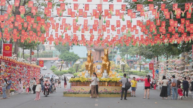 60 Giây ngày 16/2/2026 | Xu hướng trang trí Tết Bính Ngọ 2026 - Ảnh 2.
