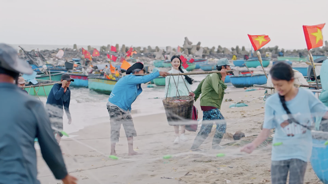 HTV - Hồ Nam: MV "Bài ca tôm cá" - Ca sĩ Trương Diễm Thuần (Trung Quốc) ft DTAP- Ảnh 3.